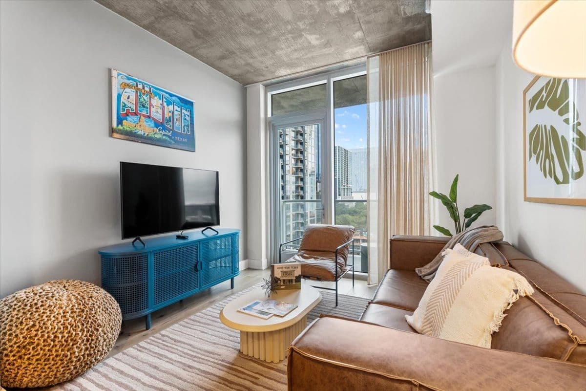 Cozy Downtown Suite