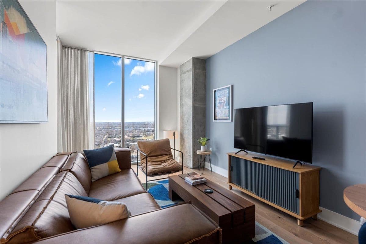 Top Floor Lux Condo Suite